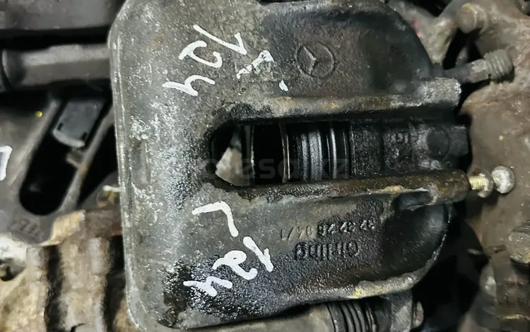 W124 передние тормозные суппорт за 5 000 тг. в Алматы