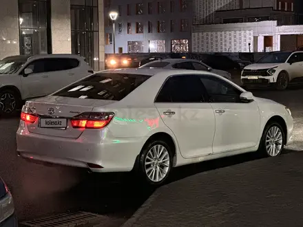 Toyota Camry 2015 года за 11 700 000 тг. в Астана – фото 2