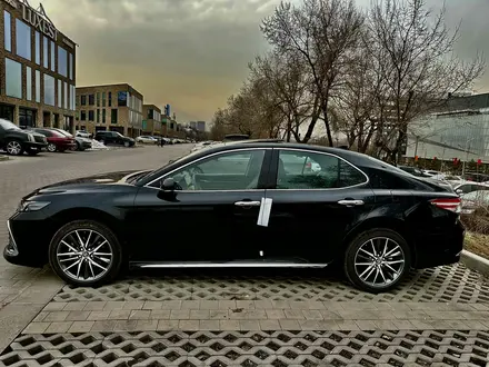 Toyota Camry 2023 года за 14 600 000 тг. в Алматы – фото 2