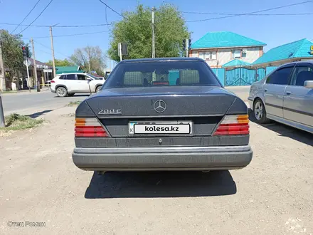 Mercedes-Benz E 200 1990 года за 1 400 000 тг. в Актобе – фото 5