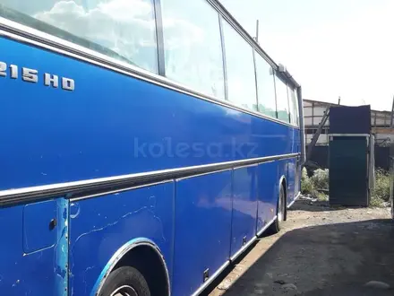 Орындық сағатқа байланған жалаңаш қыз