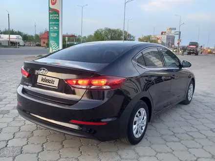 Hyundai Elantra 2018 года за 4 950 000 тг. в Уральск – фото 7