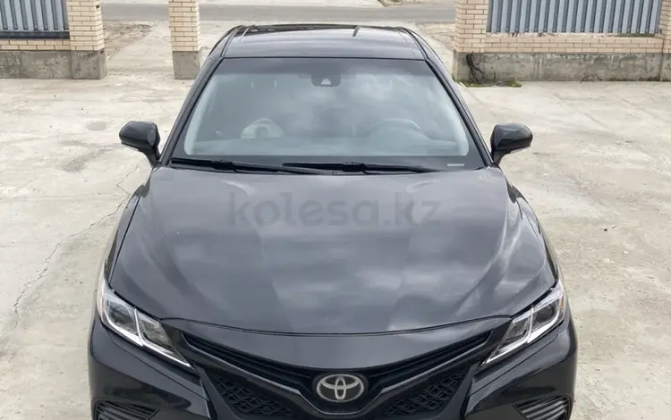 Toyota Camry 2018 года за 9 800 000 тг. в Атырау
