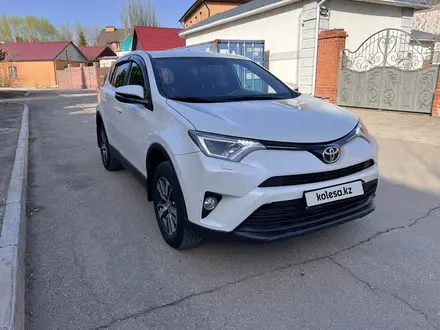 Toyota RAV4 2017 года за 11 300 000 тг. в Астана – фото 2