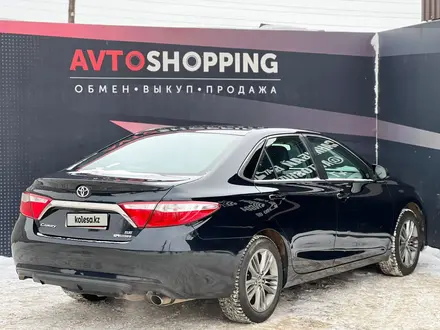 Toyota Camry 2015 года за 9 800 000 тг. в Актобе – фото 3