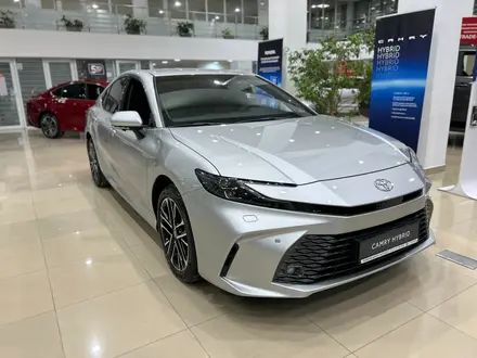 Toyota Camry Luxe eCVT 2025 года за 24 190 000 тг. в Алматы – фото 2