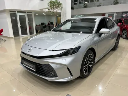 Toyota Camry Luxe eCVT 2025 года за 24 190 000 тг. в Алматы