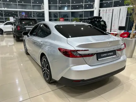 Toyota Camry Luxe eCVT 2025 года за 24 190 000 тг. в Алматы – фото 3