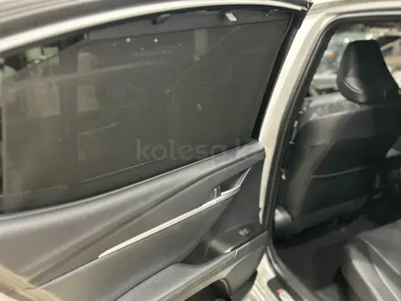 Toyota Camry Luxe eCVT 2025 года за 24 190 000 тг. в Алматы – фото 9
