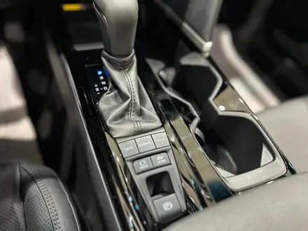 Toyota Camry Luxe eCVT 2025 года за 24 190 000 тг. в Алматы – фото 6