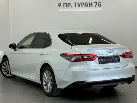 Toyota Camry Prestige 2023 года за 14 700 000 тг. в Астана – фото 2