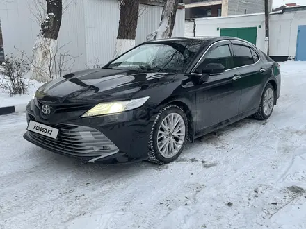 Toyota Camry 2019 года за 13 700 000 тг. в Караганда