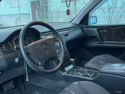 Mercedes-Benz E 320 1998 года за 4 600 000 тг. в Караганда – фото 6