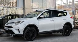 Toyota RAV4 2018 года за 11 990 000 тг. в Астана