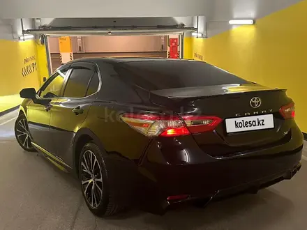 Toyota Camry 2018 года за 10 500 000 тг. в Алматы – фото 2