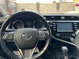 Toyota Camry 2019 года за 12 800 000 тг. в Алматы – фото 2