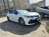 Toyota Camry 2022 года за 16 500 000 тг. в Уральск – фото 3