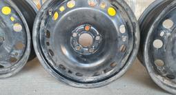 Диски штамп на поло комплект и колпаки комплект оригинал за 55 000 тг. в Талдыкорган