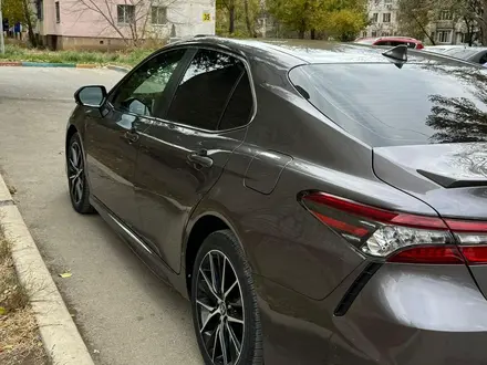 Toyota Camry 2022 года за 15 000 000 тг. в Уральск – фото 4