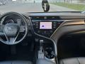 Toyota Camry 2018 года за 8 500 000 тг. в Актобе – фото 6