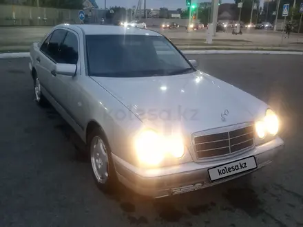 Mercedes-Benz E 320 1999 года за 4 010 675 тг. в Караганда – фото 2