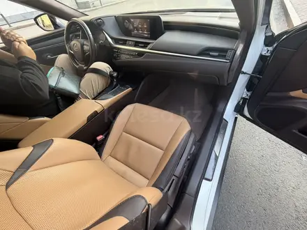 Lexus ES 250 2019 года за 15 900 000 тг. в Алматы – фото 6