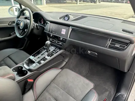 Porsche Macan 2024 года за 53 000 000 тг. в Алматы – фото 22