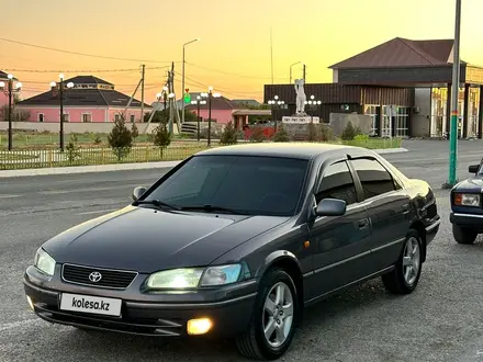 Toyota Camry 1998 года за 4 500 000 тг. в Туркестан – фото 2