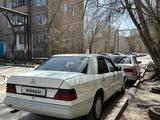 Mercedes-Benz E 220 1993 года за 1 700 000 тг. в Караганда – фото 2