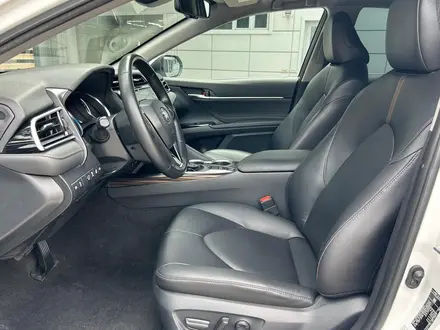 Toyota Camry 2020 года за 14 390 000 тг. в Алматы – фото 10