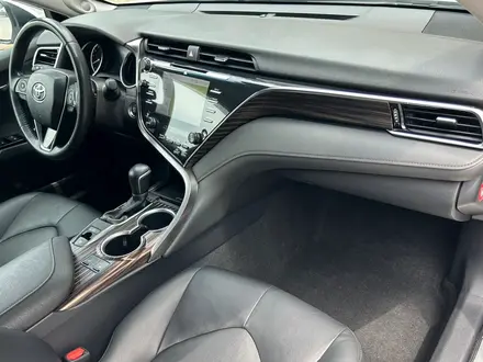 Toyota Camry 2020 года за 14 390 000 тг. в Алматы – фото 13