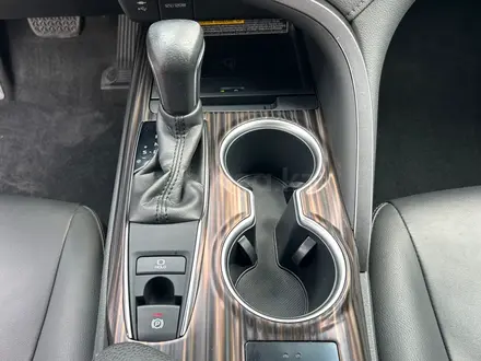 Toyota Camry 2020 года за 14 390 000 тг. в Алматы – фото 19