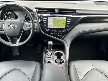 Toyota Camry 2020 года за 14 390 000 тг. в Алматы – фото 12