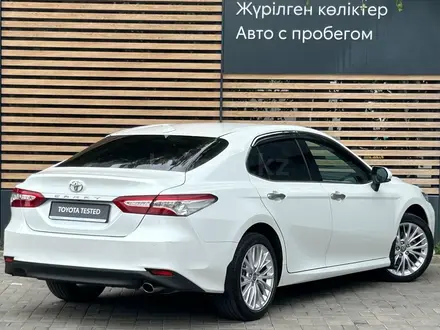 Toyota Camry 2020 года за 14 390 000 тг. в Алматы – фото 2