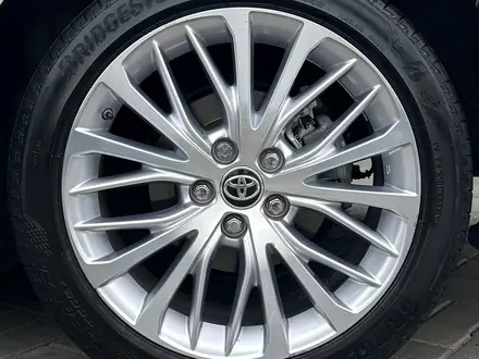 Toyota Camry 2020 года за 14 390 000 тг. в Алматы – фото 26