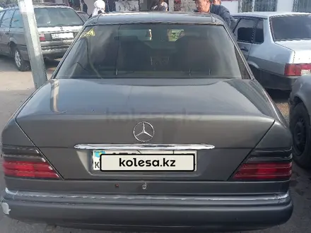 Mercedes-Benz E 220 1995 года за 2 300 000 тг. в Казыгурт – фото 3