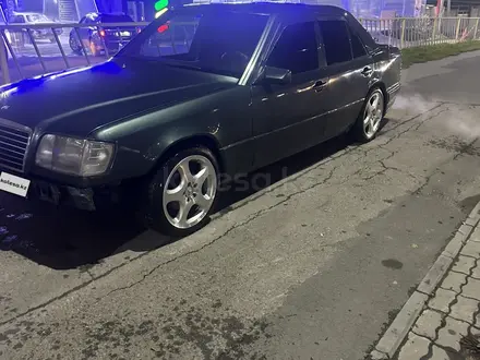 Mercedes-Benz E 220 1994 года за 1 850 000 тг. в Алматы