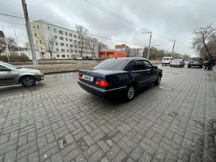 Mercedes-Benz E 200 1998 года за 2 800 000 тг. в Павлодар – фото 3