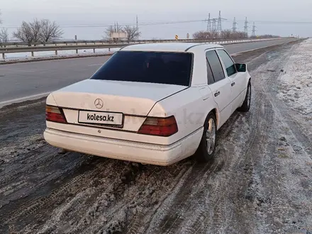 Mercedes-Benz E 220 1992 года за 1 300 000 тг. в Тараз – фото 2