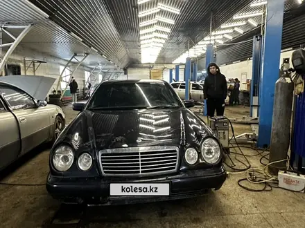 Mercedes-Benz E 230 1997 года за 800 000 тг. в Кокшетау – фото 2