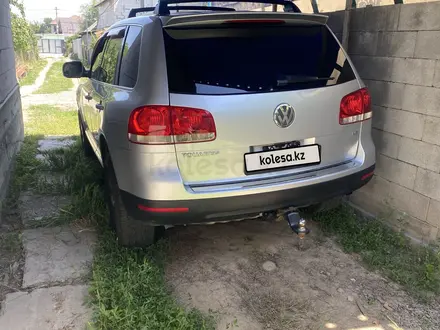 Volkswagen Touareg 2004 года за 5 000 000 тг. в Алматы – фото 2