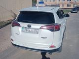 Toyota RAV4 2018 года за 11 000 000 тг. в Атырау
