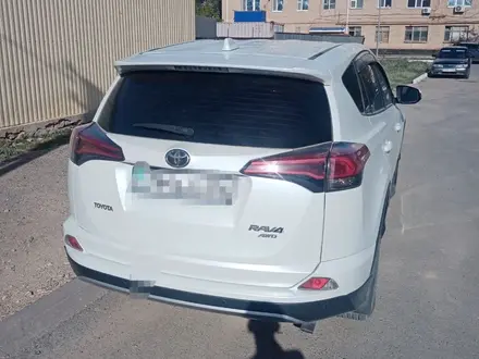 Toyota RAV4 2018 года за 12 800 000 тг. в Атырау