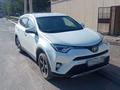 Toyota RAV4 2018 годаfor12 800 000 тг. в Атырау – фото 3