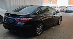 Toyota Camry 2017 года за 7 054 200 тг. в Актобе – фото 5