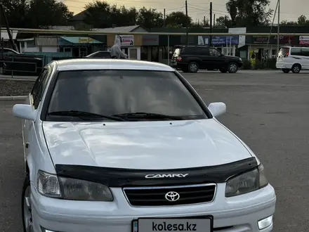 Toyota Camry 2000 года за 3 500 000 тг. в Сарыозек – фото 3