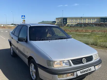 Volkswagen Passat 1995 года за 1 300 000 тг. в Уральск – фото 2