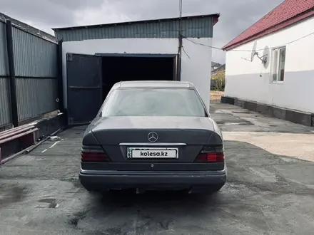 Mercedes-Benz E 220 1994 года за 2 800 000 тг. в Жезказган – фото 3