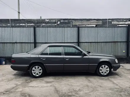 Mercedes-Benz E 220 1994 года за 2 800 000 тг. в Жезказган – фото 9