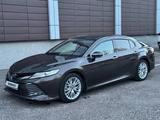 Toyota Camry 2020 года за 13 900 000 тг. в Караганда – фото 2